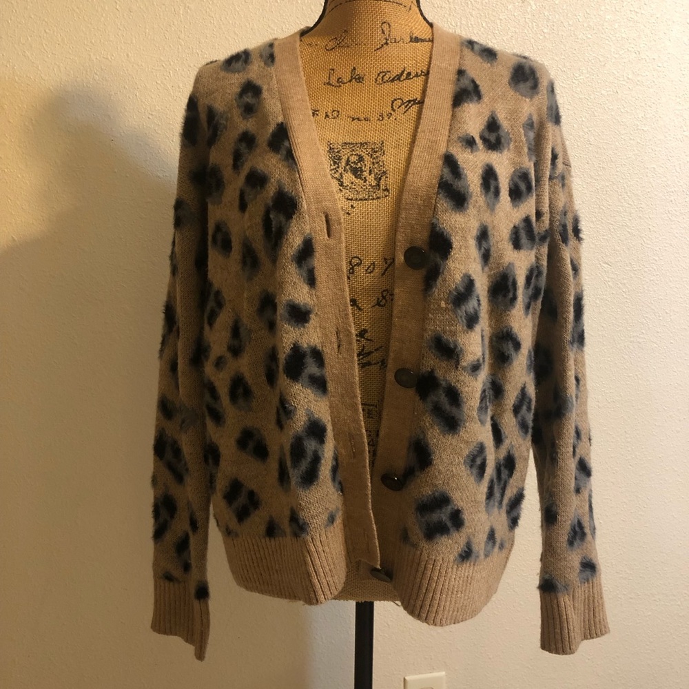 💋2/$30💋 
Leopard print cardigan